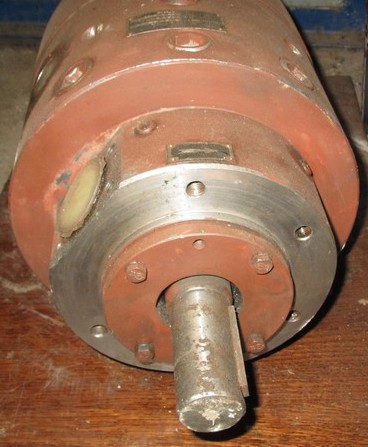 насос аксиально поршневой НАС 74М-45/32   Со следящим механизмом изменения подачи.  Насос обеспечивает работу на любой подаче в диапазоне от номинальной до нулевой. Установка подачи осуществляется задающим устройством (кулачком, копиром и т.п.) . Номинальный рабочий объем насоса, см3:-45 Давление на выходе из насоса, МПа: -32 Мощность насоса, кВт-42